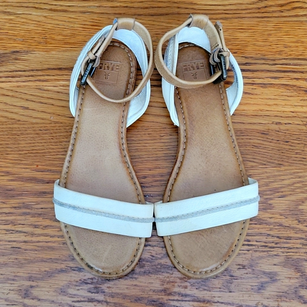 FRYE sz 5½ tan sandals